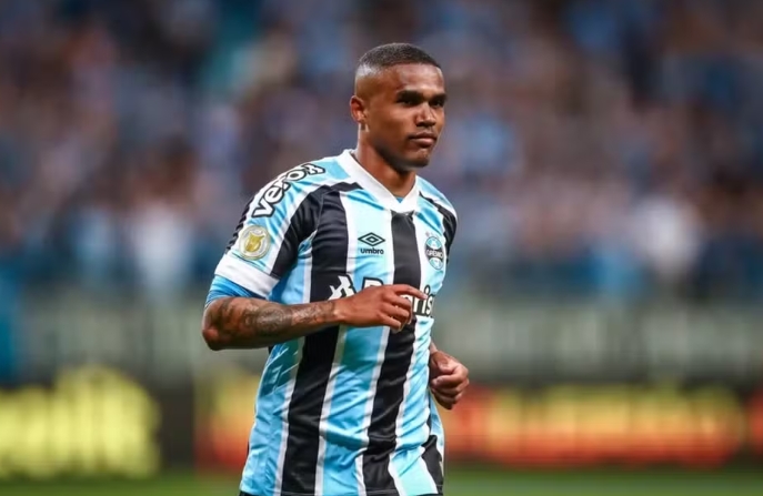 Ex-Grêmio e Seleção Brasileira, Douglas Costa tem prisão decretada