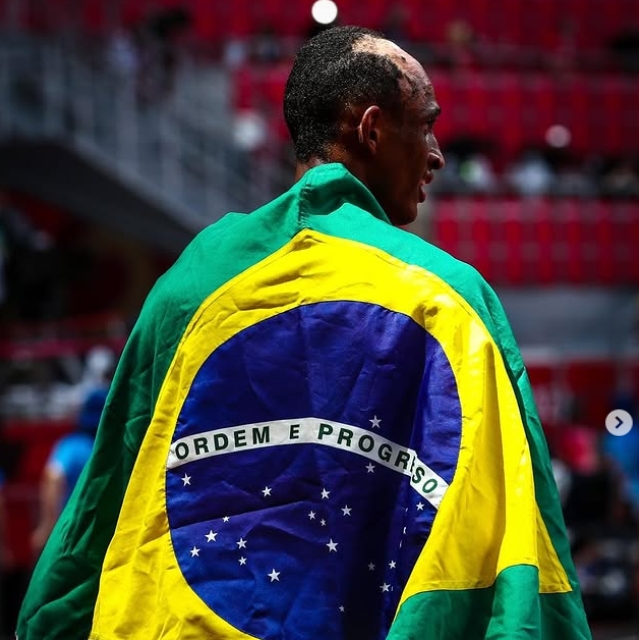 Alison Santos toca barreira, se recupera e vai à final do Mundial de Tóquio