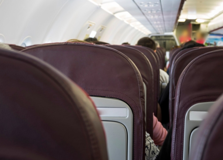 Passageiro terá de pagar mais para inclinar assento em aérea canadense; entenda