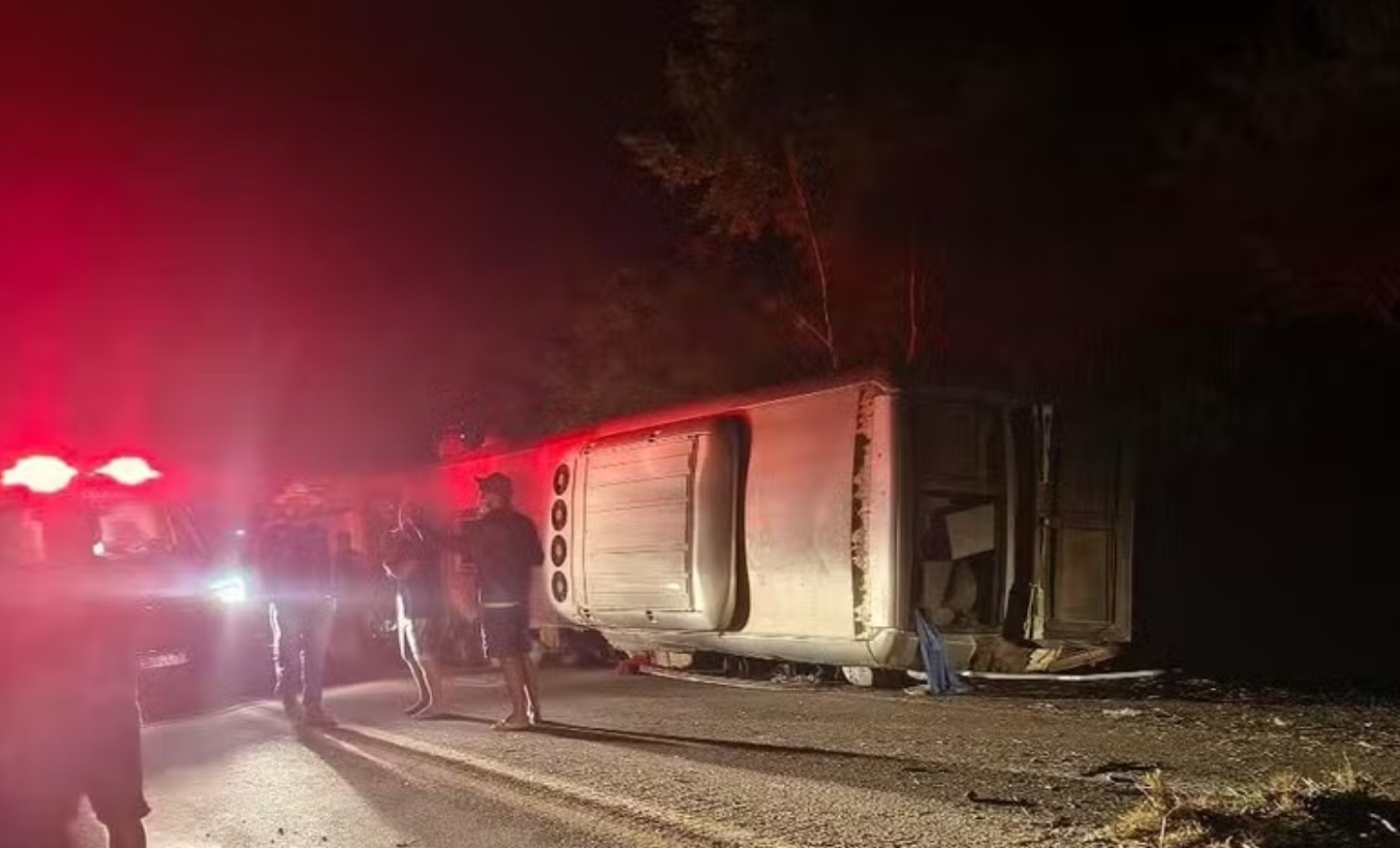 Ônibus tomba na BR-423 e deixa ao menos 13 mortos no Pernambuco