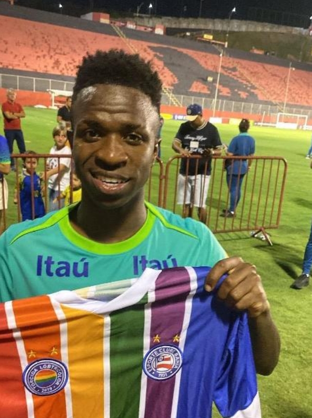 Vini posa com camisa de torcida LGBT do Bahia