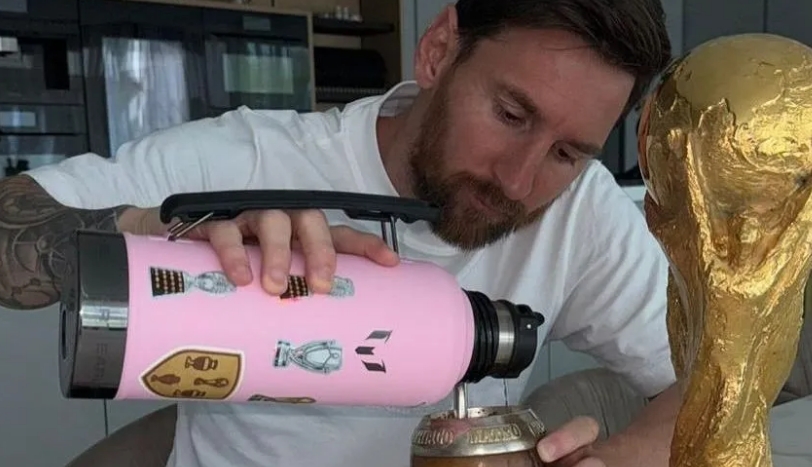 Messi comemora aniversário de título mundial da Argentina tomando mate