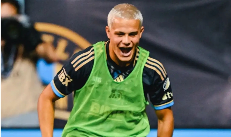 Jogador estreia com 14 anos e quebra recorde nos EUA