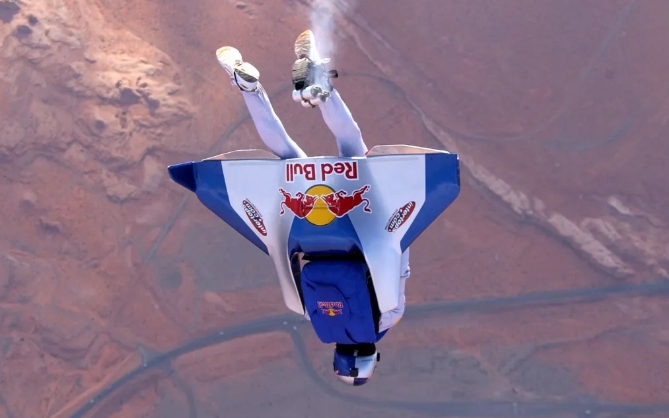 Paraquedista que saltou da estratosfera morre em acidente aos 56 anos