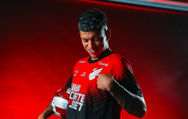 Athletico-PR anuncia a contratação por empréstimo do volante Élan Ricardo