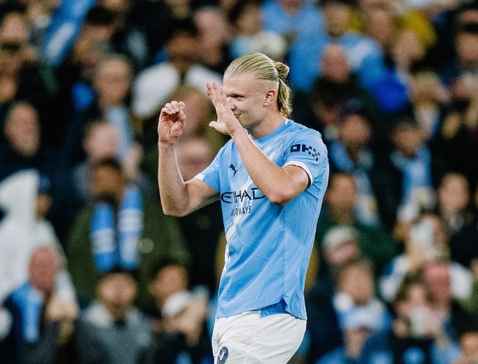 City aproveita expulsão, martela e vence Napoli em estreia na Champions