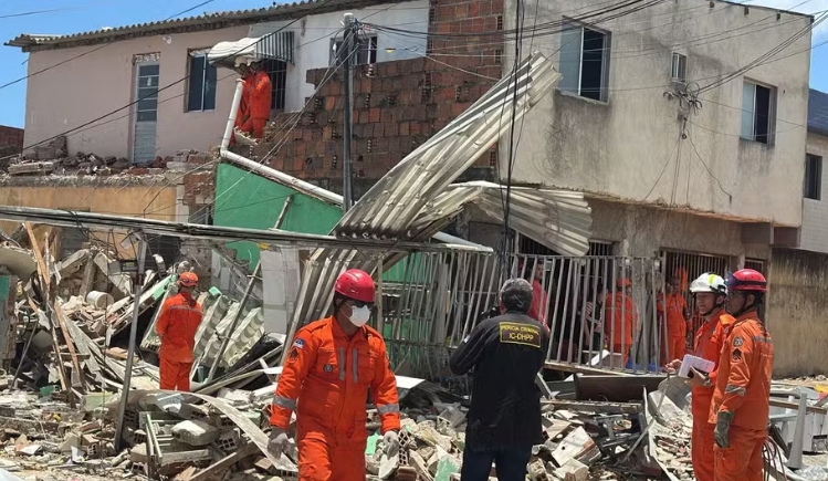 Explosão em Olinda atinge 8 casas, deixa 2 mortos e 10 feridos