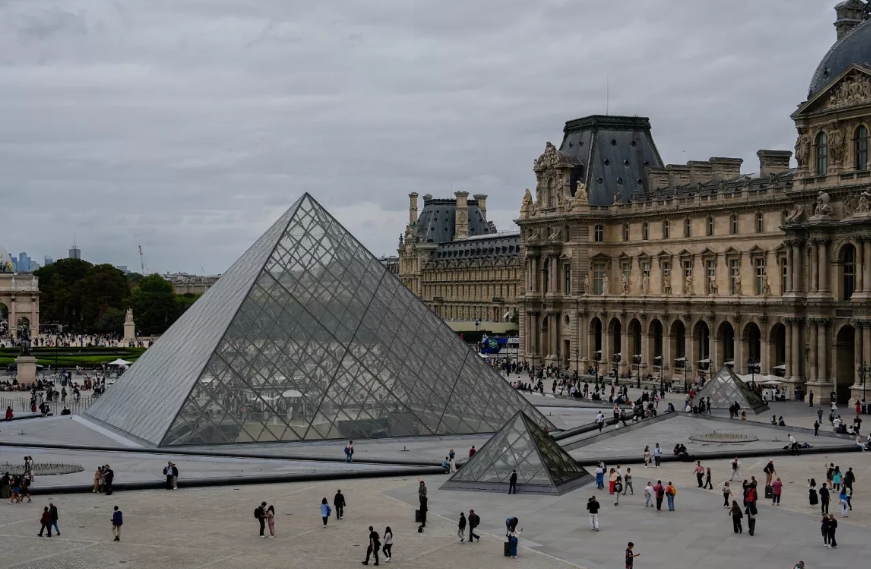 Coroa de imperatriz roubada do Louvre é encontrada