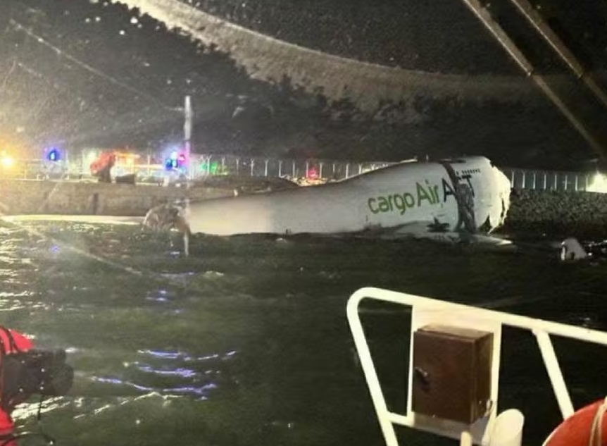Avião de carga derrapa na pista e cai no mar em Hong Kong; 2 morrem