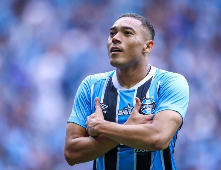 Carlos Vinicius e Amuzu decidem, Grêmio bate Vasco e sobe no Brasileirão