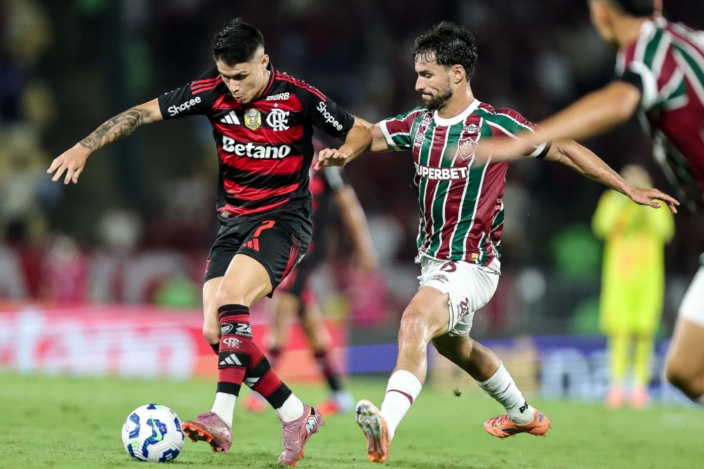 Flamengo perde do Fluminense e vê Palmeiras a dois pontos no Brasileiro