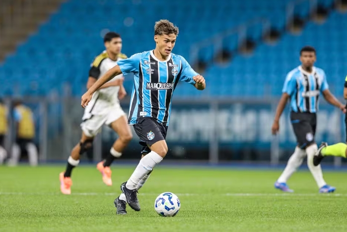 Grêmio define plano com Luís Castro e reforça importância da base para 2026