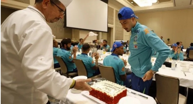 Aniversariante, Martinelli ganha bolo na Seleção e oferece primeiro pedaço