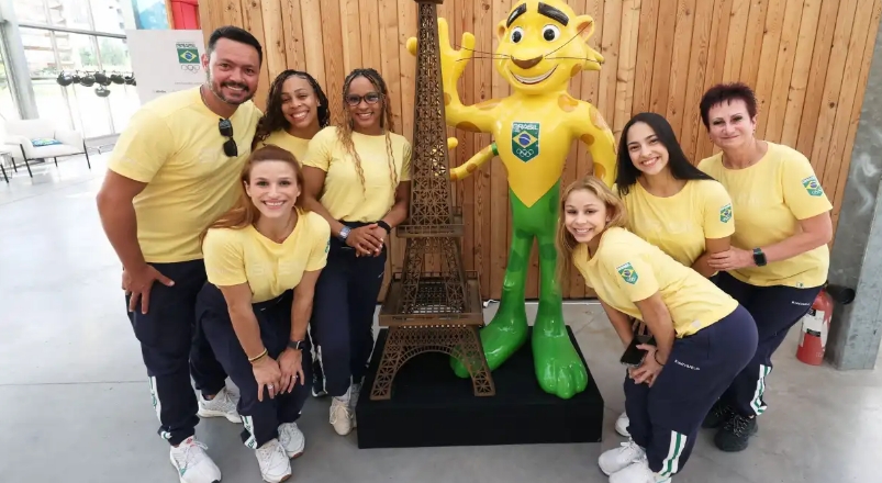 Equipe brasileira de ginástica artística chega a Paris