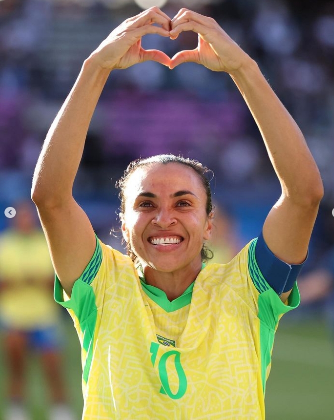 Marta anuncia noivado com colega de time após dois anos de namoro