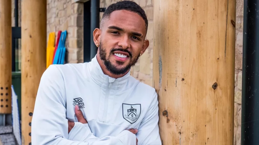 Botafogo negocia com Vitinho, lateral do Burnley