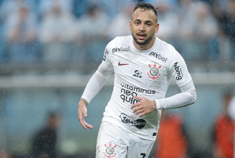 Corinthians acerta permanência de Maycon por mais uma temporada