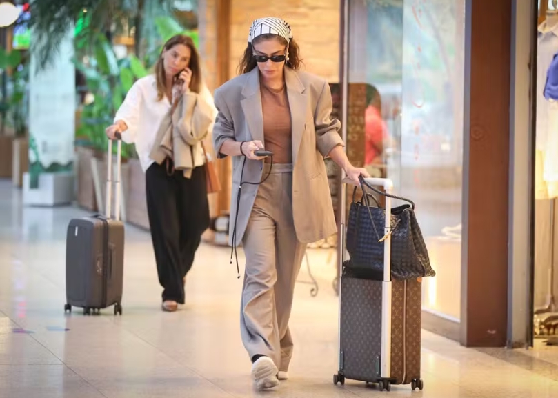 Juliana Paes embarca no Rio e ostenta bolsas de luxo de R$ 70 mil