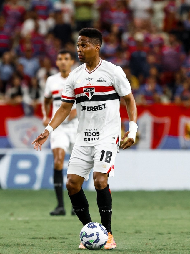 Com um a menos, São Paulo vence Fortaleza e se reabilita no Brasileiro