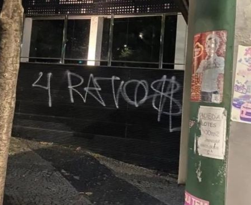 Sede do Atlético-MG amanhece pichada após vice na Libertadores