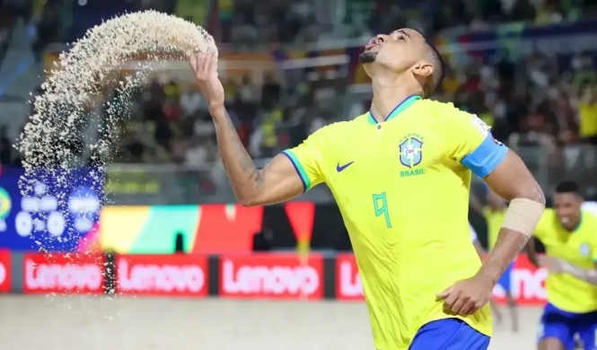 Brasil estreia com vitória na Copa do Mundo de futebol de areia