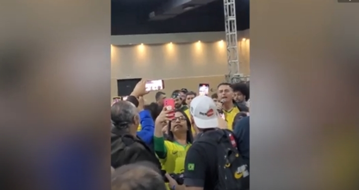 Bolsonaro ouve vaias de apoiadores e direita se mostra dividida