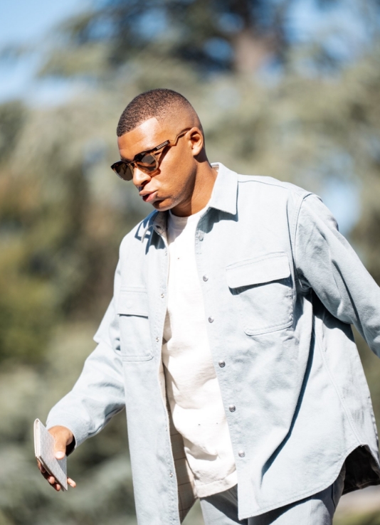 Com nariz quebrado, Mbappé sofre para encontrar máscara ideal