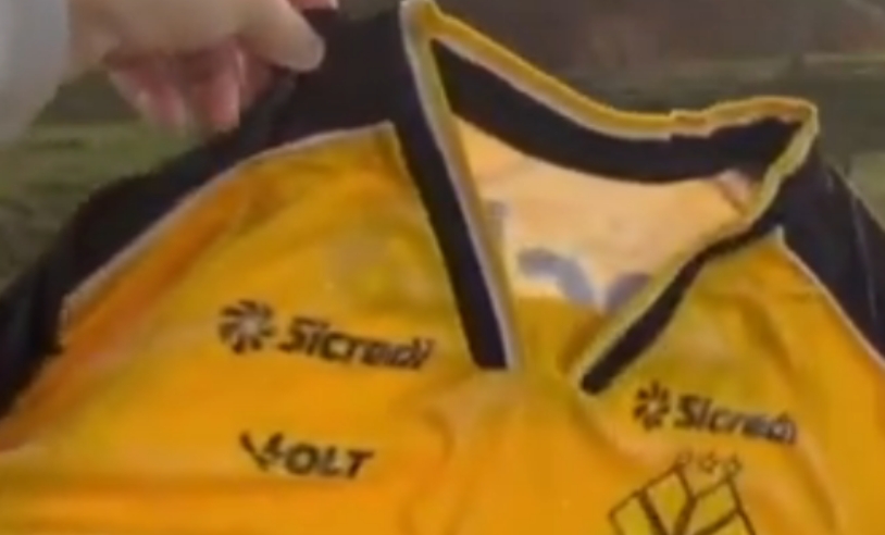 Torcedor mostra camisa do Criciúma congelada com frio intenso em SC