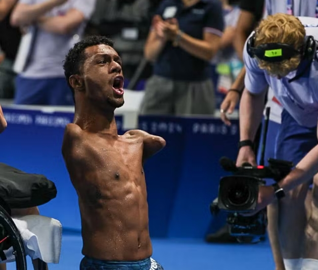 Gabrielzinho cumpre promessa e ganha terceiro ouro nas Paralimpíadas