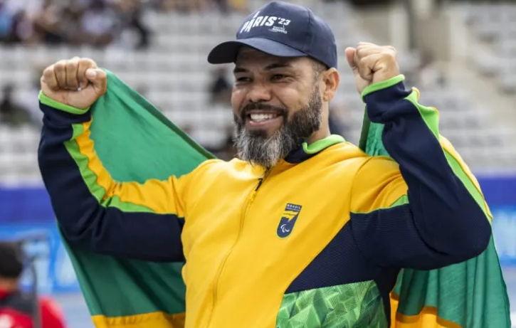 Claudiney Batista quebra recorde e leva o tri no lançamento do disco