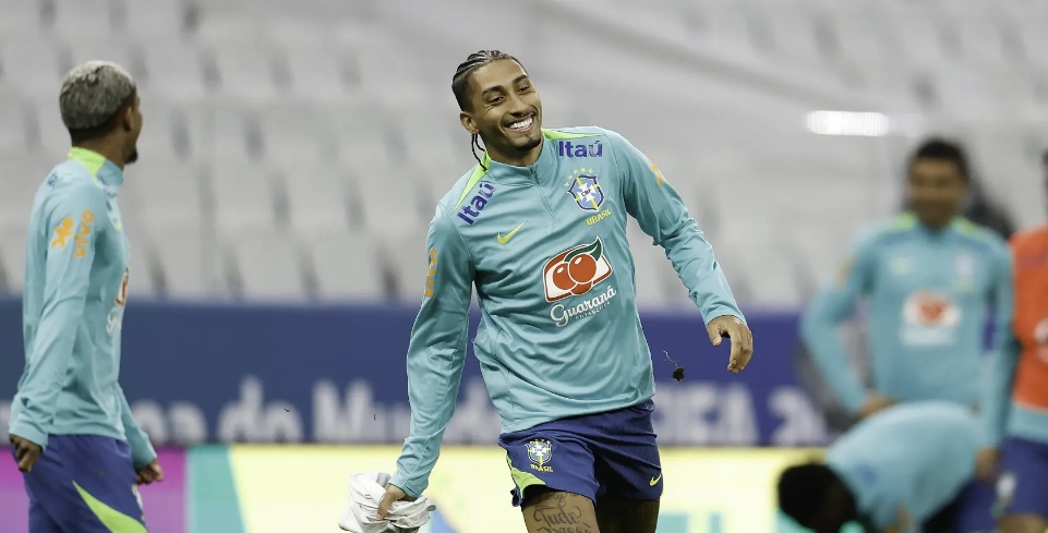 Raphinha chega à Granja Comary e Seleção Brasileira tem o elenco completo 