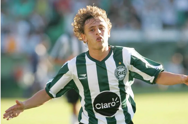 Coritiba se aproxima de retorno do lateral-direito Rafinha