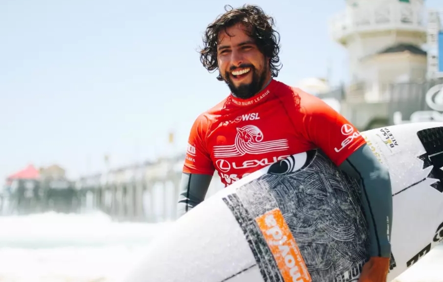 Brasileiro volta à elite do surfe mundial após seis anos