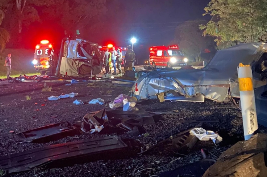 Colisão entre caminhão e micro-ônibus deixa cinco mortos na BR-386