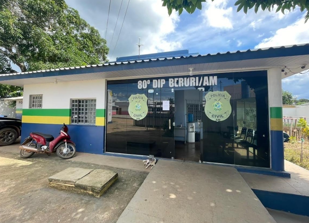 Jovem tenta subornar policiais e é presa com maconha e cocaína em Beruri