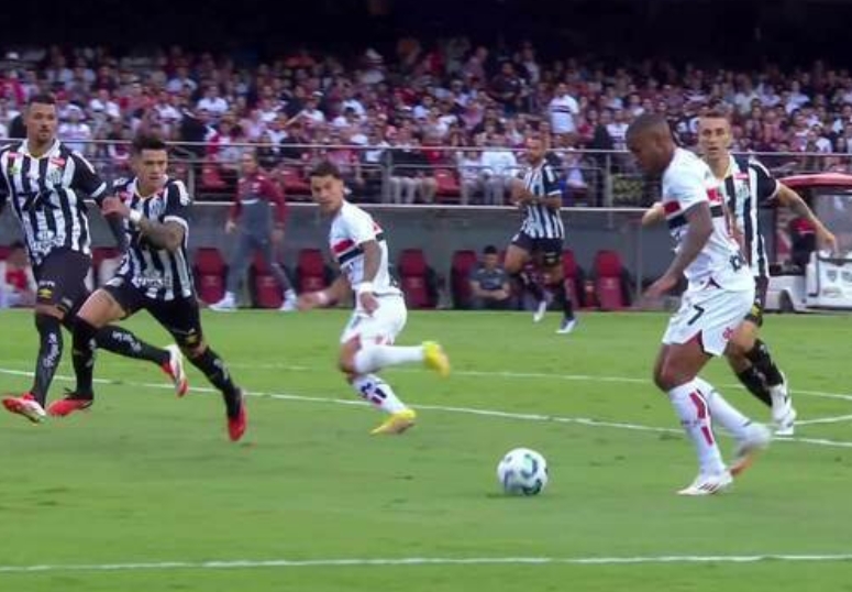 São Paulo bate o Santos em casa e vence a primeira no Brasileirão