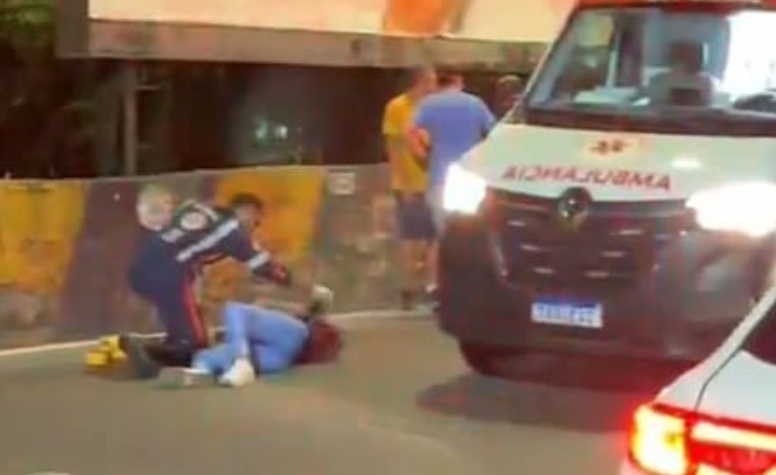 Mulher cai de moto e fica gravemente ferida no bairro Parque Dez