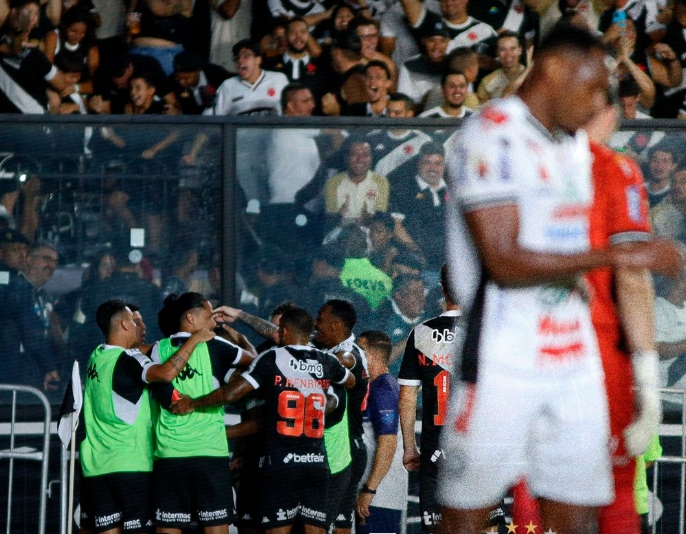 Léo Jardim salva e Vasco vence o Operário nos pênaltis