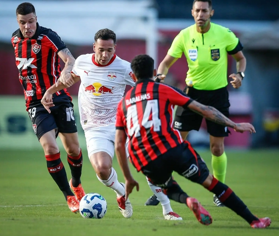Vitória vence Bragantino pelo Brasileiro e empurra Santos para rebaixamento
