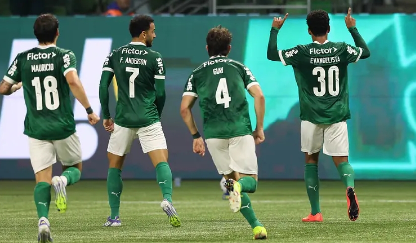 Palmeiras sofre dois gols de falta de Hulk, mas vence o Atlético-MG