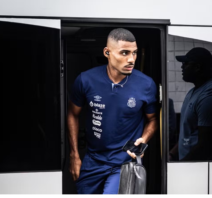 Com Carlos Cuesta próximo do Spartak, Vasco tem interesse em dois zagueiros