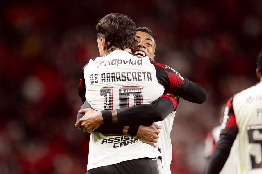 Flamengo bate Inter e se classifica às quartas da Libertadores
