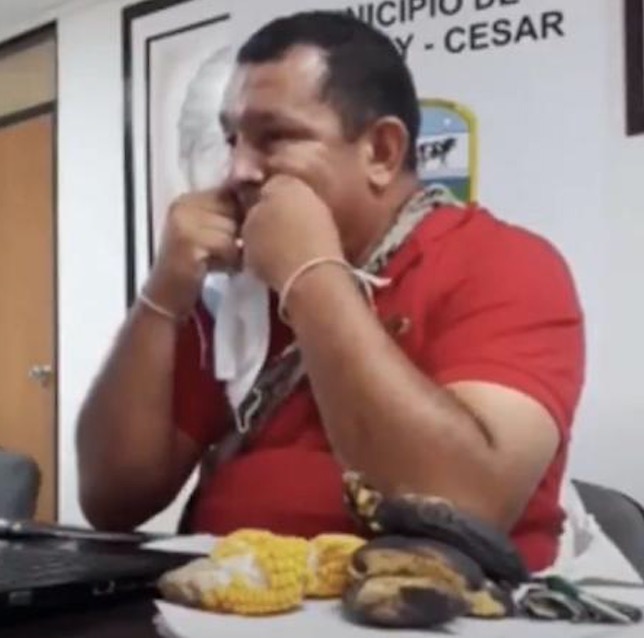 Vídeo: Prefeito é flagrado usando máscara como fio dental 