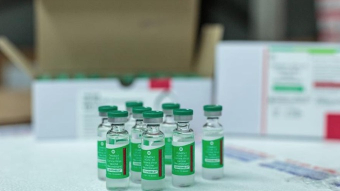 Fiocruz negocia compra de 10 milhões de doses prontas da Oxford 