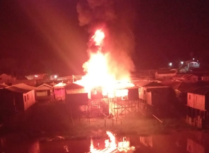 Famílias perdem tudo em incêndio que devastou três casas no Amazonas 