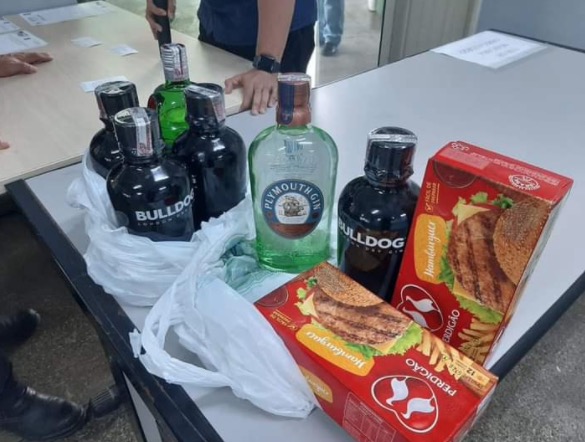 Homem tenta furtar bebidas e carnes de supermercado e é preso em Manaus