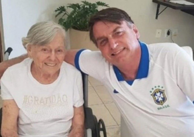 Mãe de Bolsonaro é vacinada contra Covid-19 em casa 