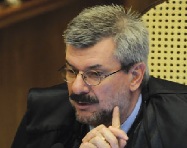 Ministro do STJ é internado com covid-19 em Brasília