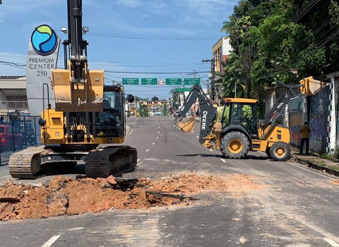 Parte de avenida afunda e é interditada em Manaus 