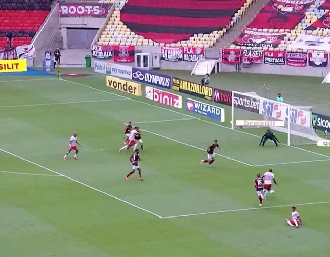 Em jogo emocionante, Flamengo vence Inter por 2 a 1 no Maracanã 